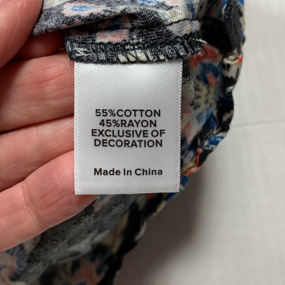 Roan + Ryan Black Floral Paisley V-neck Flutter Sleeve Top - Medium - Picture 8 of 10